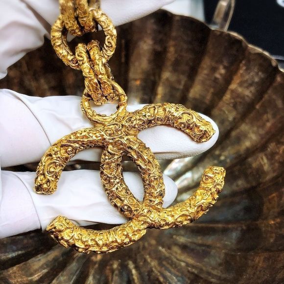 Chanel Florentine lava textured CC logo keychain - Picture 8 of 13